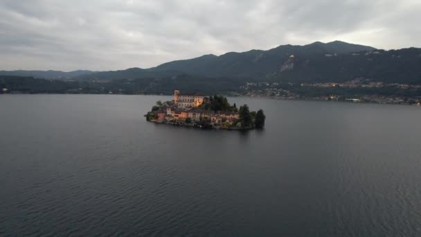 Vista Aérea Ilha San Giulio Junto Lago Italiano Lago Orta — Vídeo de Stock