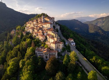 Varese Sacro Monte 'nin hava manzarası, bu kutsal dağ tarihi bir hac mekanıdır ve Santa Maria del Monte, Varese, Lombardy, İtalya Sığınağı için Unesco Dünya Mirası' dır.