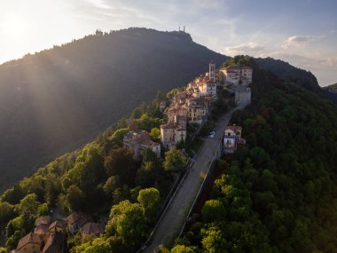 Varese Sacro Monte 'nin hava manzarası, bu kutsal dağ tarihi bir hac mekanıdır ve Santa Maria del Monte, Varese, Lombardy, İtalya Sığınağı için Unesco Dünya Mirası' dır.