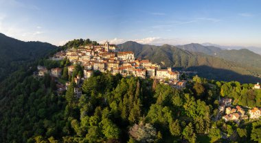 Varese Sacro Monte 'nin hava manzarası, bu kutsal dağ tarihi bir hac mekanıdır ve Santa Maria del Monte, Varese, Lombardy, İtalya Sığınağı için Unesco Dünya Mirası' dır.