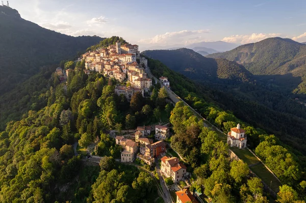 Varese Sacro Monte 'nin hava manzarası, bu kutsal dağ tarihi bir hac mekanıdır ve Santa Maria del Monte, Varese, Lombardy, İtalya Sığınağı için Unesco Dünya Mirası' dır.
