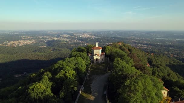 这座圣山是意大利伦巴第的圣玛丽亚 德尔蒙特圣地的历史圣地和联合国教科文组织世界遗产 是瓦雷西圣杯的空中摄像 — 图库视频影像