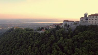 Günbatımında Sacro Monte of Varese 'nin hava görüntüleri, bu kutsal dağ tarihi bir hac yeri ve Santa Maria del Monte, Varese, Lombardy, İtalya Sığınağı için Unesco Dünya Mirası' dır.