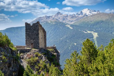 Cancano barajları yakınlarındaki Fraele kuleleri, Stelvio Ulusal Parkı, Valtellina Bormio, Sondrio, Lombardy, İtalya 'daki deniz seviyesinden 1900 metre yükseklikteki yapay su havzaları ve vadi.