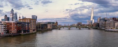 Milenyum Köprüsü 'nden Londra' nın ufuk çizgisinin panoramik görüntüsü ve arka plandaki Tower Bridge, Londra, İngiltere