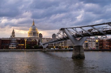 Londra 'nın merkezindeki Saint Paul Katedrali' ne giden Milenyum Köprüsü.