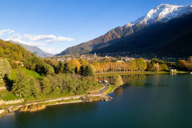 Güz gölü manzarası, Como Gölü 'ne düşüş, Lombardy, İtalya