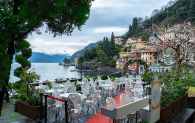 Como Gölü, Varenna Gölü, Lakes Bölgesi, Lombardy, İtalya 'daki açık hava restoranlarının masalarını kapatın.