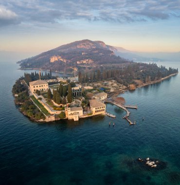 Punta San Vigilio - Kışın sisli bir havada, Garda Gölü 'nde romantik bir yer olan Lago di Garda' nın Portofino 'su. Kuzey İtalya