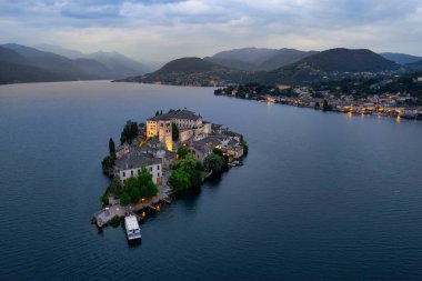 Orta İtalya Gölü. Güzel bir dağ gölü ve San Giulio adasının havadan görünüşü: küçük bir bazilika kilisesi ve kalesi. Efsaneye göre San Giulio adası Piedmont, İtalya 'da ejderhalar tarafından istila edilmiş.