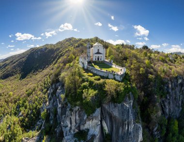 Santuario Madonna del Sasso 'nun kayalık mahmuzuyla Sığınak' ın havadan görünüşü. Kilise, tüm Orta gölü kucaklayabileceğiniz panoramik bir terasta yükselir. Verbania, Lombardy, İtalya