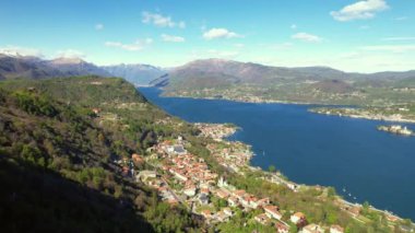 Santuario Madonna del Sasso 'nun kayalık mahmuzunda Sığınak' ın hava görüntüleri.