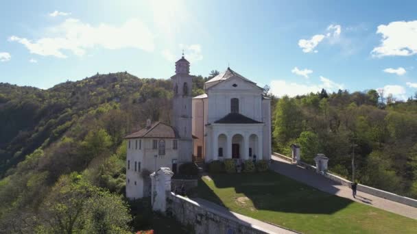 Luchtbeelden Van Het Heiligdom Een Rotsachtige Aansporing Santuario Madonna Del — Stockvideo