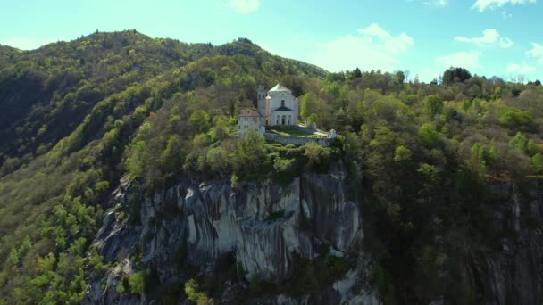 Imágenes Aéreas Del Santuario Espolón Rocoso Santuario Madonna Del Sasso — Vídeo de stock