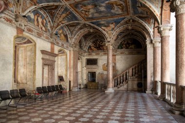 Tavanında kemer ve resimler olan eski bir ortaçağ binasının içinde Trento, Trentino Alto Adige, İtalya 'nın Sudtirol bölgesi.