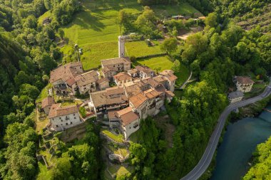 Cornello dei Tasso 'nun hava manzarası, Brembana vadisinde büyüleyici eski bir köy, Bergamo vilayeti, Lombardy, İtalya