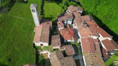 Cornello dei Tasso 'nun hava görüntüleri, Brembana vadisinde büyüleyici eski bir köy, Bergamo, Lombardy, İtalya