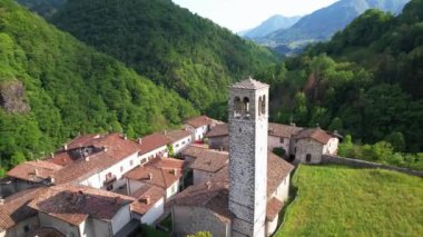 Cornello dei Tasso 'nun hava görüntüleri, Brembana vadisinde büyüleyici eski bir köy, Bergamo, Lombardy, İtalya