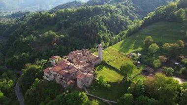 Cornello dei Tasso 'nun hava görüntüleri, Brembana vadisinde büyüleyici eski bir köy, Bergamo, Lombardy, İtalya