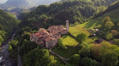Cornello dei Tasso 'nun hava görüntüleri, Brembana vadisinde büyüleyici eski bir köy, Bergamo, Lombardy, İtalya