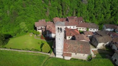 Cornello dei Tasso 'nun hava görüntüleri, Brembana vadisinde büyüleyici eski bir köy, Bergamo, Lombardy, İtalya