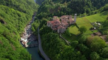 Cornello dei Tasso 'nun hava görüntüleri, Brembana vadisinde büyüleyici eski bir köy, Bergamo, Lombardy, İtalya