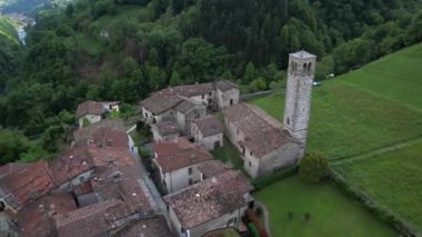 Cornello dei Tasso 'nun hava görüntüleri, Brembana vadisinde büyüleyici eski bir köy, Bergamo, Lombardy, İtalya