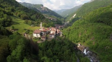 Cornello dei Tasso 'nun hava görüntüleri, Brembana vadisinde büyüleyici eski bir köy, Bergamo, Lombardy, İtalya