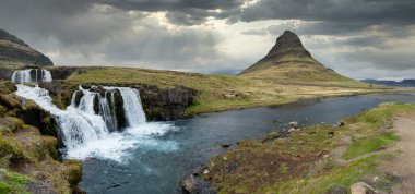 Kirkjufell volkanı ve Snaefellsnes yarımadası kıyılarıyla muhteşem bir manzara. İzlanda 'daki ünlü doğa dağ konumu Kirkjufellsfoss