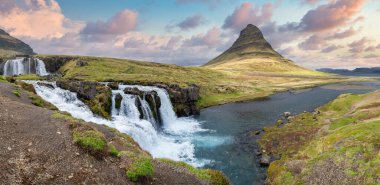 Kirkjufell volkanı ve Snaefellsnes yarımadası kıyılarıyla muhteşem bir manzara. İzlanda 'daki ünlü doğa dağ konumu Kirkjufellsfoss
