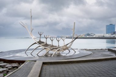 REYKJAVIK, ICELAND - 30 Mayıs 2024: Reykjavik şehrinin Jon Gunnar Arnason tarafından oluşturulan Güneş Voyager anıtı