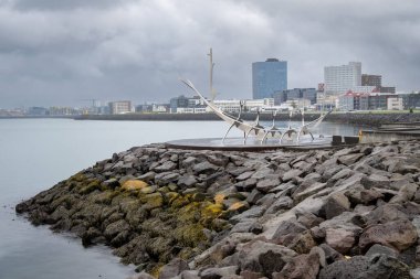 REYKJAVIK, ICELAND - 30 Mayıs 2024: Reykjavik şehrinin Jon Gunnar Arnason tarafından oluşturulan Güneş Voyager anıtı