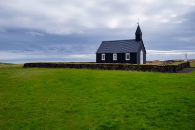 Snaefellsnes yarımadasındaki Budir Kilisesi, İzlanda - İzlanda Dağları ve Kıyı Arkaplanı ile İzlanda 'da Siyah Kilise