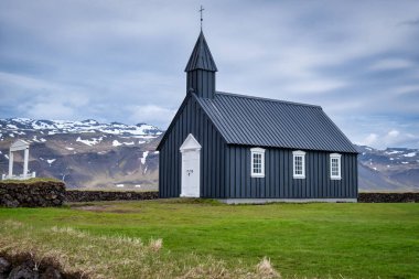 Snaefellsnes yarımadasındaki Budir Kilisesi, İzlanda - İzlanda Dağları ve Kıyı Arkaplanı ile İzlanda 'da Siyah Kilise