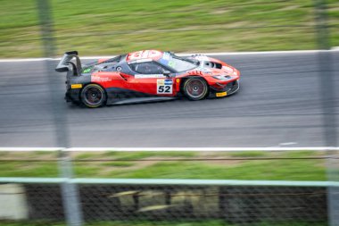 Monza Pisti 'nde Yüksek Hızda Hareket: Dinamik Yarış Arabası Harekete Geçti, İtalya' nın İkonik Formülünde Motorsporun Heyecanı Vurgulandı Otomotiv Tutkunları İçin Mükemmel Atış