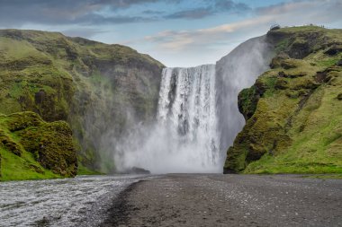 İzlanda 'daki Majestic Skogafoss Şelalesi, Game of Thrones' da yer aldı: Şelale Kulesi, Sersemletici Manzara ve Macera Turistleri ile İkonik Doğal Mucize
