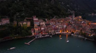 Como Gölü 'ndeki Varenna Köyü üzerindeki Sihirli Alacakaranlık: İtalya' nın Huzurlu Rıhtım Mücevheri 'nin Dağlar ve Yansıtıcı Sular Arasındaki Görüntüsü