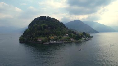 İtalya 'nın Como Gölü' ndeki Bellagio köyünün tarihi mimari açıdan zengin tepeleri ve Lombardy 'deki su ikonik lüks seyahat merkezindeki tekneleriyle çekilmiş görüntüleri.