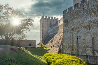 Castelo de So Jorge, Lizbon 'da Altın Öğleden Sonra Işığı Altında Kaleleri ve Surları olan Portekiz Tarihi Kalesi' nde Güneş Işığı Altında Ortaçağ Taş Duvarları