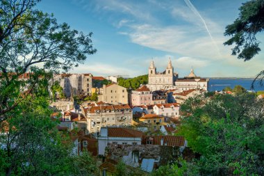 Yani Vicente de Fora Manastırı ve Lisbons Tarihi Şehir Manastırı Castelo de So Jorge 'deki Kale Duvarları Çerçevelemiştir, Portekiz Vibrant Kent Manastırı