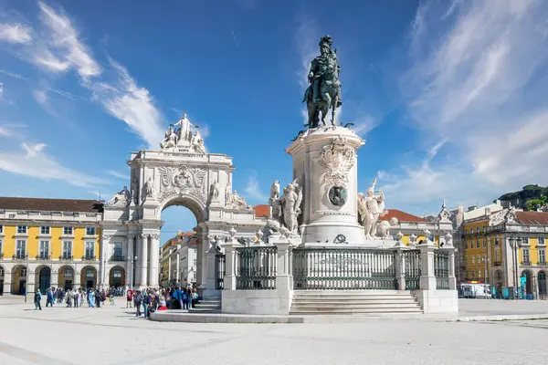 Praa do Comrcio Lizbon 'da Tarihi Meydanı Arco da Rua Augusta ve Kral I. Joe' nun Açık Mavi Gün Portekiz Seyahat Sahnesi Heykeli 'ni keşfediyor.