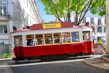 Lizbon 'daki klasik Kızıl Tramvay, Comercio Tarihi Tepeler Tramvay Turu ve güneşli bir günde Portekiz şehir merkezinde Renkli Mimarlık.