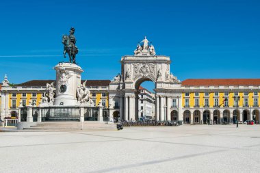 Lizbon 'da Comercio Uygulaması Tarihi Meydanı Arco da Rua Augusta ve Kral I. Joe' nun Açık Mavi Gün Portekiz Seyahat Sahnesi Heykeli 'ni Keşfediyor