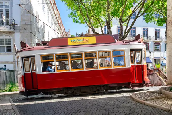 Lizbon 'daki klasik Kızıl Tramvay, Comercio Tarihi Tepeler Tramvay Turu ve güneşli bir günde Portekiz şehir merkezinde Renkli Mimarlık.