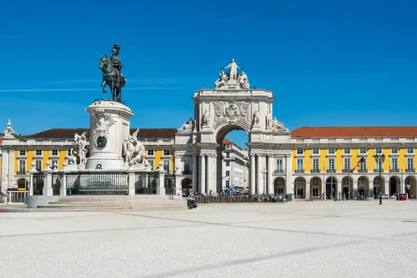 Lizbon 'da Comercio Uygulaması Tarihi Meydanı Arco da Rua Augusta ve Kral I. Joe' nun Açık Mavi Gün Portekiz Seyahat Sahnesi Heykeli 'ni Keşfediyor