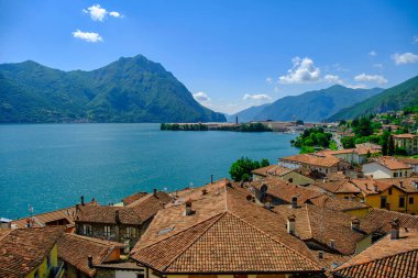 Lovere Gölü ve Iseo Gölü manzarası, Lombardy, İtalya. Kırmızı çatılar, kilise kulesi ve bereketli yaz gökyüzünün altındaki yemyeşil tepeler..