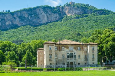 Palazzo Albere Tarihi villası, restorasyon mimarisi ve seyahat teması için ideal Trento İtalya 'da manzaralı dağ zeminiyle yenileniyor