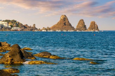 Saint Egidio Lombardy İtalya Manastırı 'nın insansız hava aracı manzarası. Üzüm bağları ve bulutlu gökyüzünün altında yuvarlanan tepeler seyahat, miras ve şarap turizmi için mükemmel.
