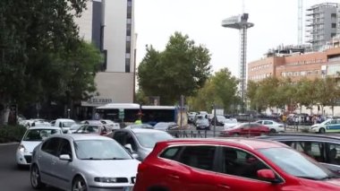 Trafik vardı. İspanya 'nın Madrid şehrinde sokaklar araba dolu. Trafik sıkışıklığı, otobüsler ve toplu taşıma araçları. Yatay video. Avrupa.