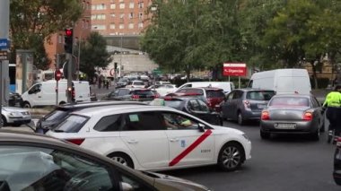 Trafik vardı. İspanya 'nın Madrid şehrinde sokaklar araba dolu. Trafik sıkışıklığı, otobüsler ve toplu taşıma araçları. Yatay video. Avrupa.